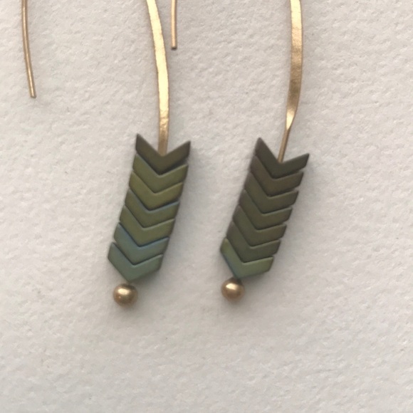 Gold and green arrow earrings - Picture 3 of 4
